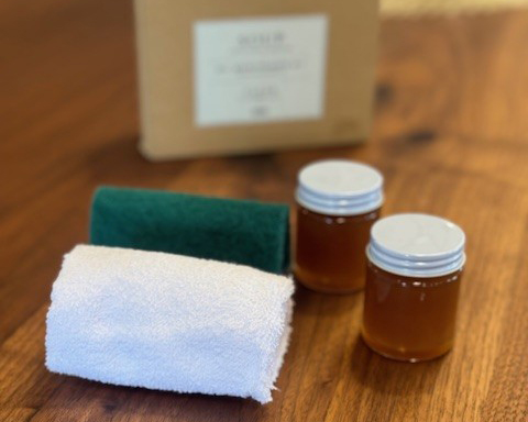 1.シミ・汚れ部分を拭きとり付属の研磨スポンジで研磨する。