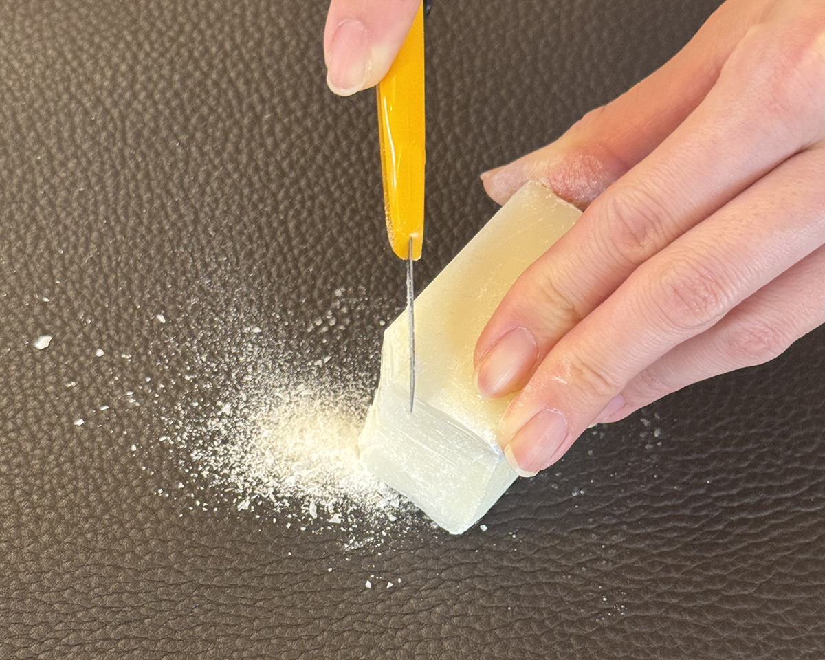 1.固形石鹸を削る