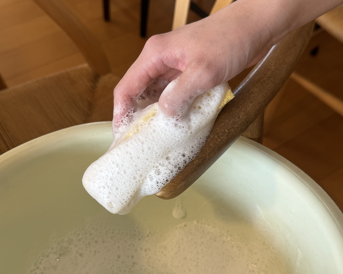4.泡で家具を洗う